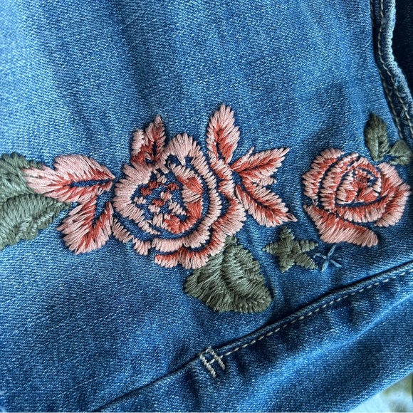 Mudd High Rise Shortie Flx Stretch embroidered floral Jean shorts. EUC. Festival - Picture 10 of 10